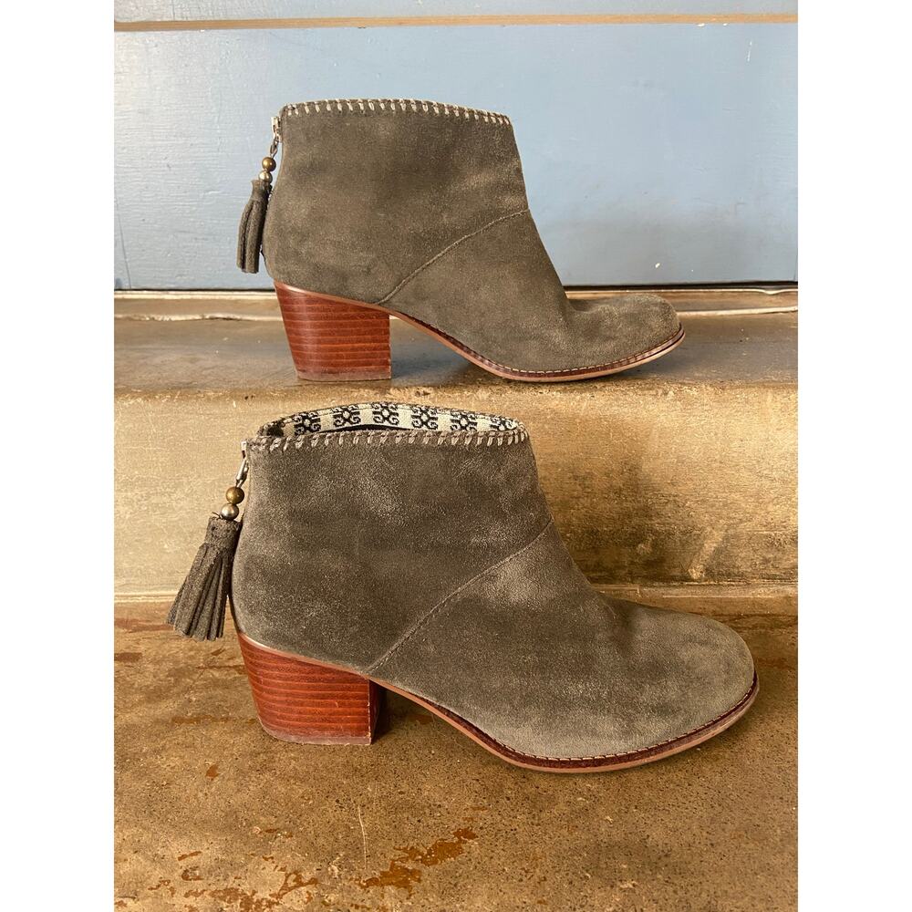 Tom’s olive green suede ankle boots with block heel and back zip entry - Picture 2 of 9